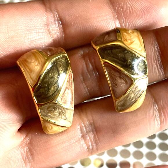 Vintage Gold Tone Beige Enamel Earrings Heavy Sturdy Clip On B#18 - Picture 3 of 10